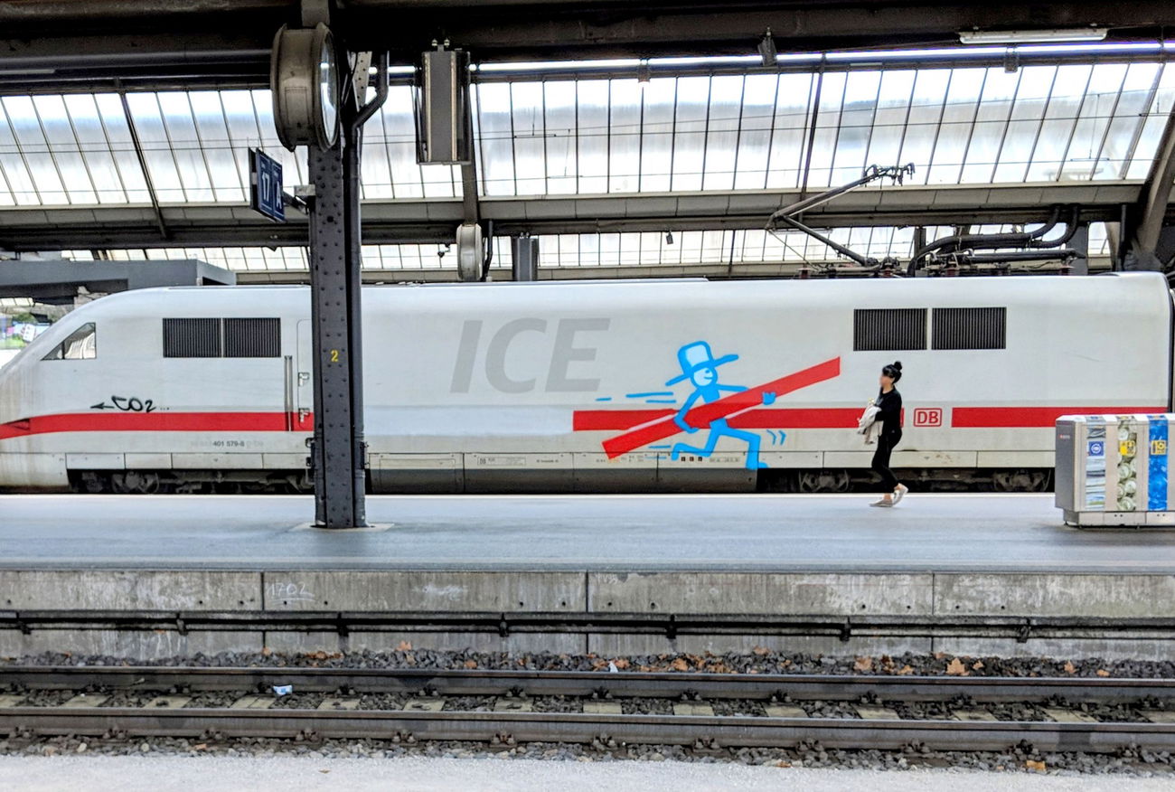 Graffiti Train - Photo by zzzzz