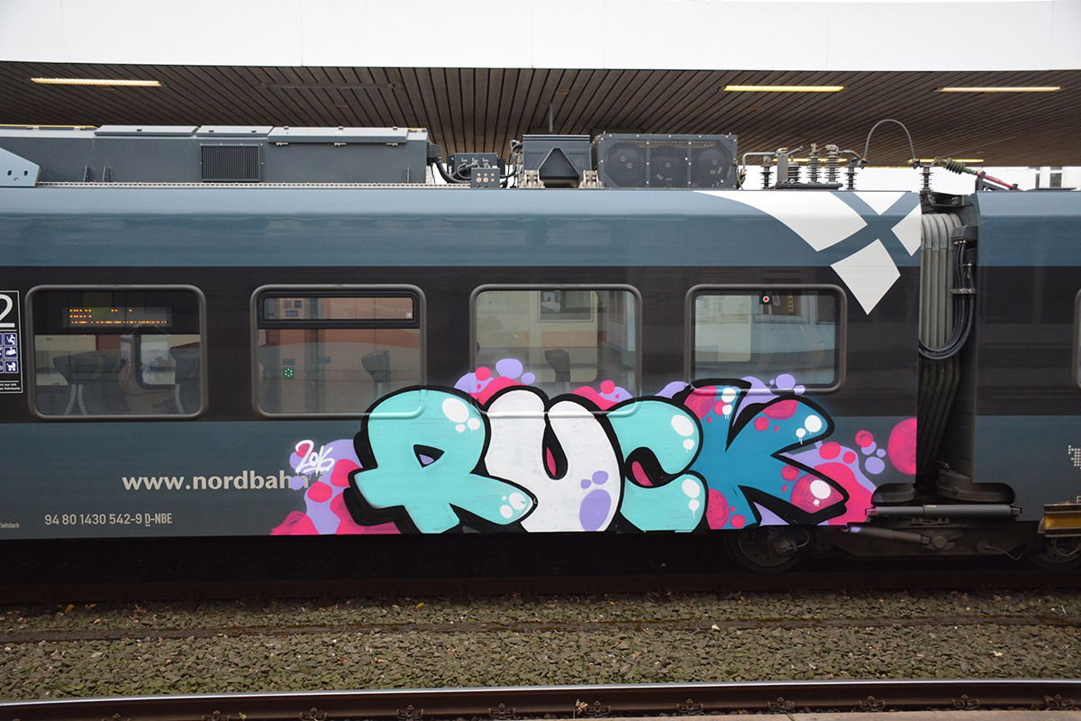 Graffiti Train - Photo by zzzzz