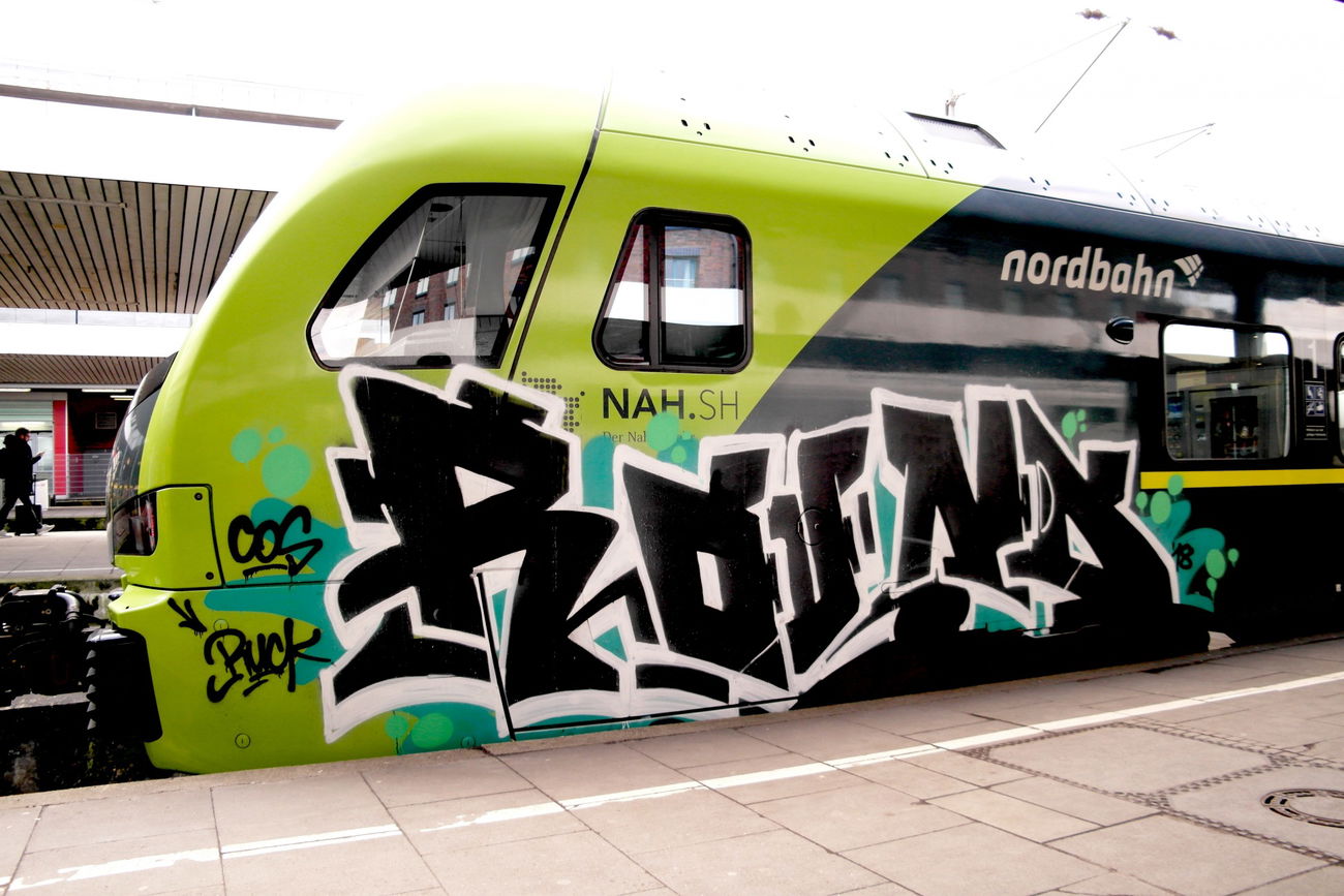 Graffiti Train - Photo by zzzzz (2018)