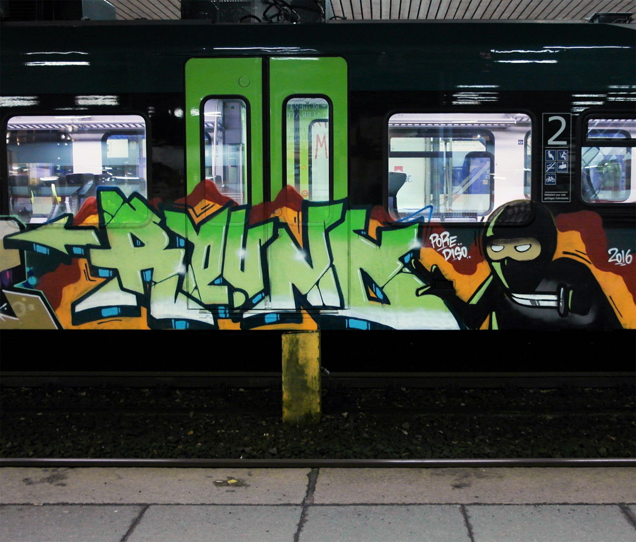Graffiti Train in Hamburg - Photo by zzzzz - ROUND (2016)