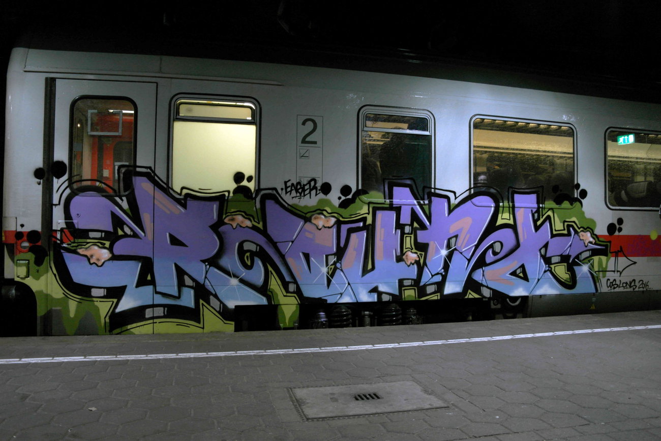 Graffiti Train - Photo by zzzzz - Round, Graffiti (2016)