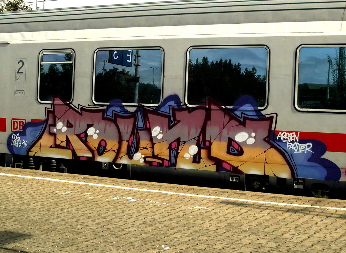Graffiti Train - Photo by zzzzz