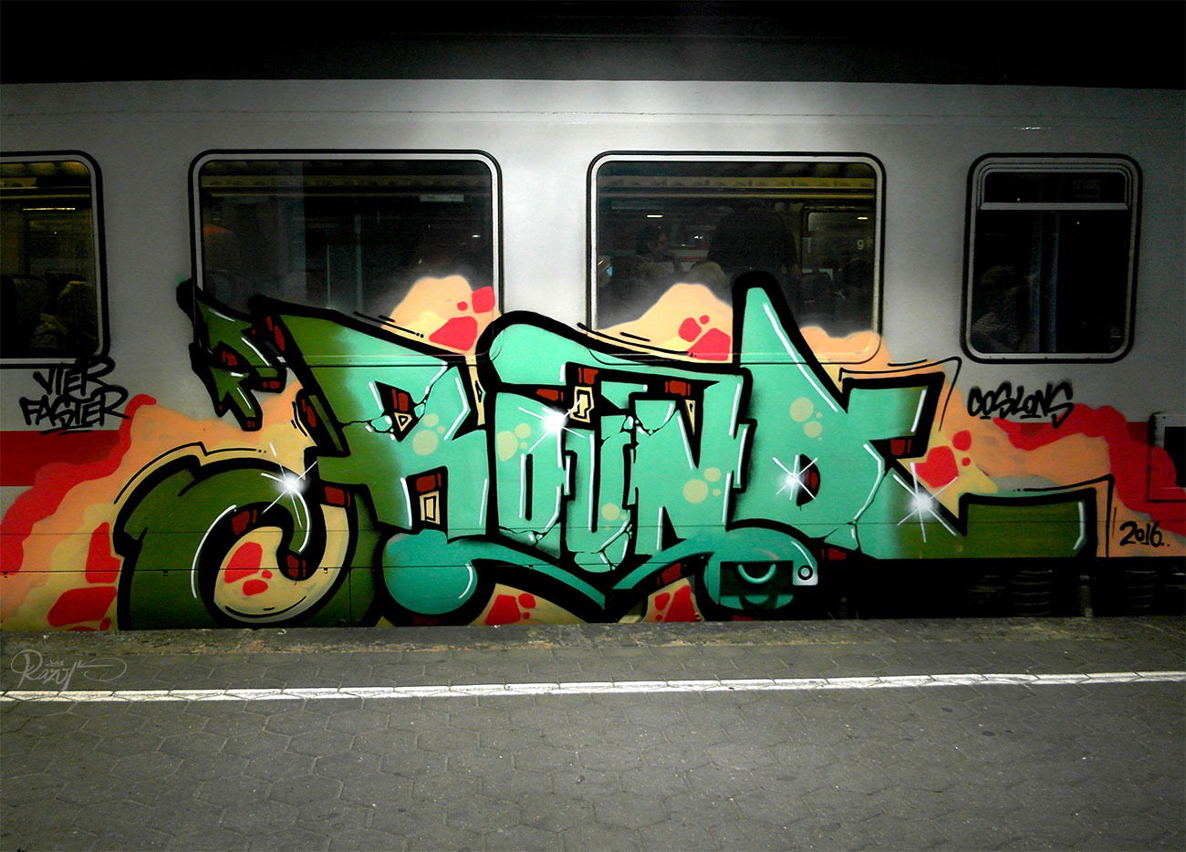 Graffiti Train - Photo by zzzzz - Round (2016)