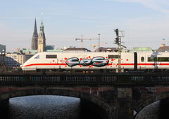 Graffiti Train - Photo by zzzzz - COS (2017)