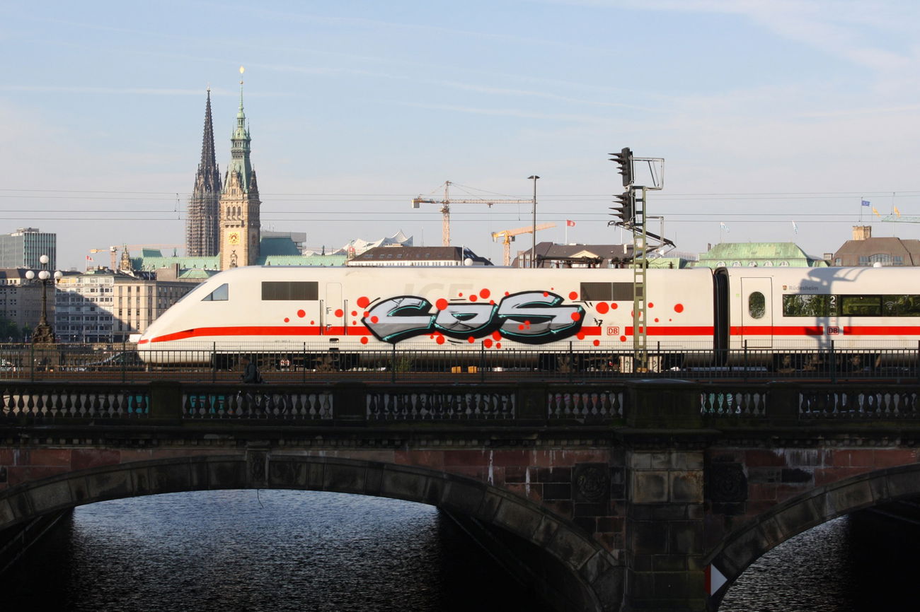 Graffiti Train - Photo by zzzzz - COS (2017)