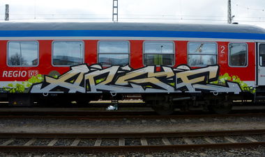 Graffiti Train - Photo by zzzzz