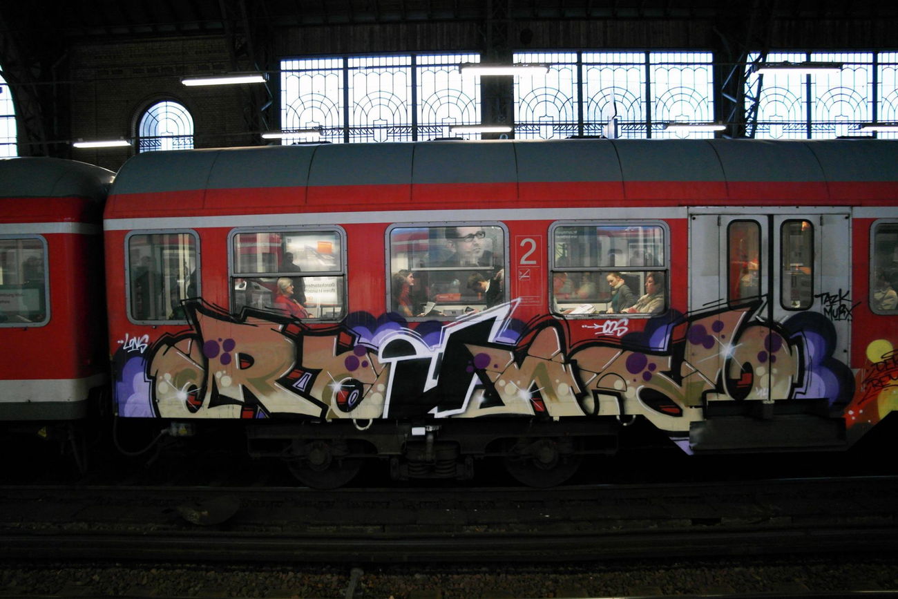 Graffiti Train - Photo by zzzzz - ROUND, Graffiti (2014)