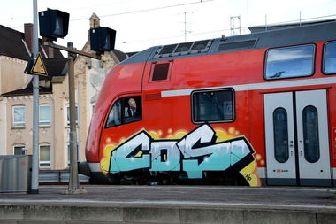 Graffiti Train - Photo by zzzzz - COS (2016)
