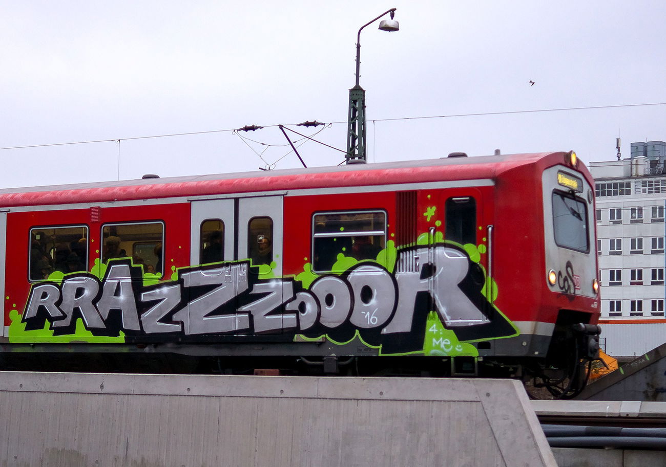 Graffiti Train - Photo by zzzzz