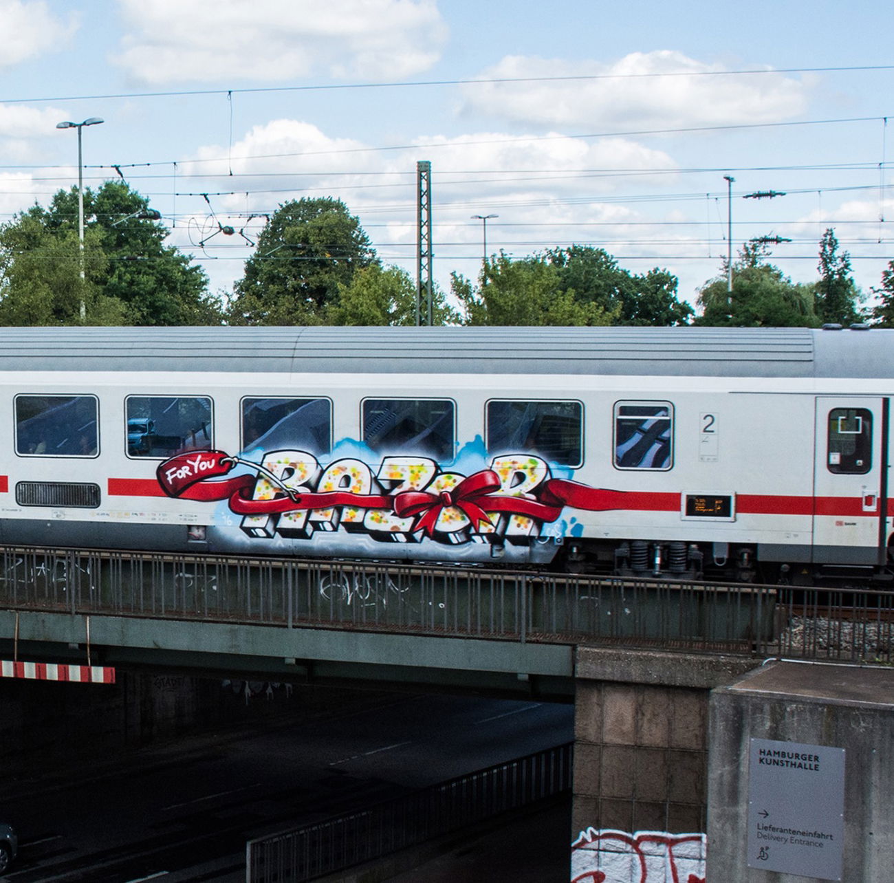Graffiti Train - Photo by zzzzz - RAZOR
