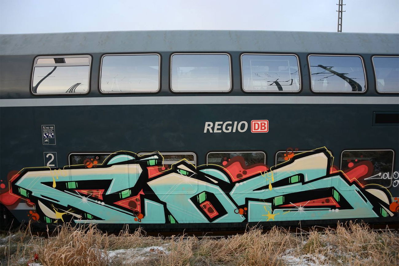 Graffiti Train - Photo by zzzzz - Cos (2016)