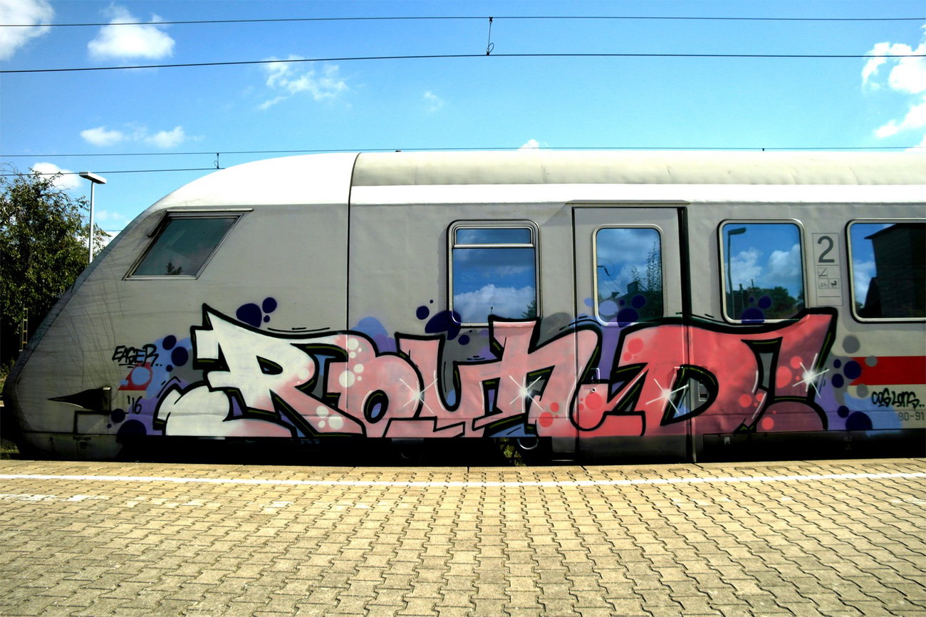 Graffiti Train - Photo by zzzzz - Round
