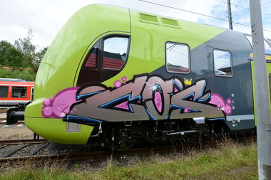 Graffiti Train - Photo by zzzzz