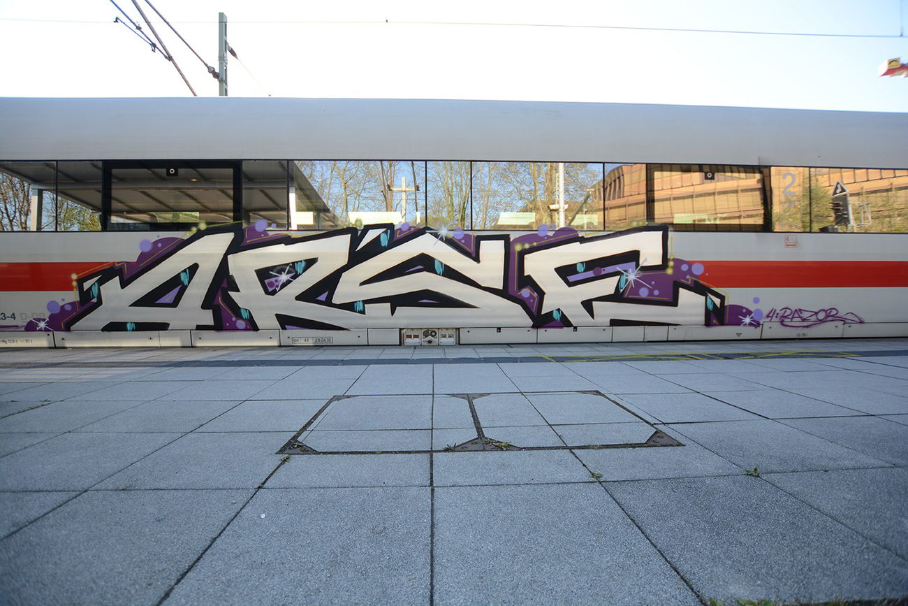Graffiti Train - Photo by zzzzz